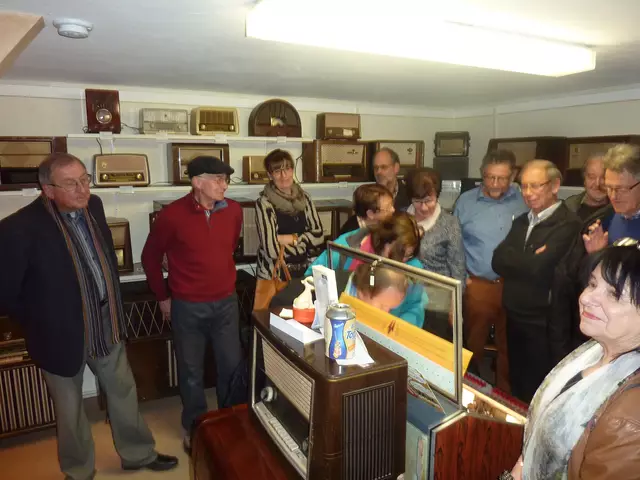 Die drei funktionierenden Musikboxen sind immer ein Magnet für die Besucher. Wenn zum Beispiel Ralph Bendix seinen Babysitter Boogie singt.  | Foto: Otto Killensberger