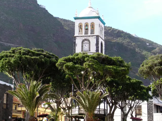 Das Ende Garachicos als Handelszentrum kam aber am 5. Mai 1706 mit dem Ausbruch des oberhalb des Ortes gelegenen Montaña Negra (Volcán Garachico), in dessen Verlauf die Lavamassen den Hafen Garachicos zum größten Teil verschütteten. Allein die Kirche und das Kloster San Francisco aus dem 16. Jahrhundert, die ältesten Gebäude des Ortes, an der Plaza Glorieta de San Francisco, wurden von den Lavamassen verschont.