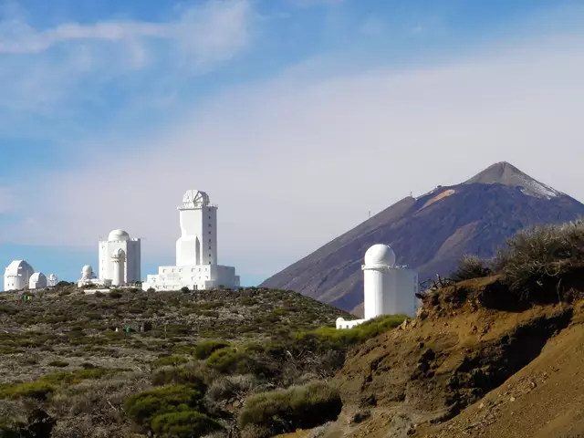 Das Observatorio del Teide (Teide-Observatorium, internationaler Code 954) ist eine Sternwarte auf dem Berg Izaña, auf 2400 Meter Höhe. Jedes Jahr um die Sommersonnenwende findet ein „Tag der offenen Tür“ statt. An diesen zwei Tagen kann man das Observatorium besuchen und an Führungen teilnehmen. Diese werden in Spanisch, Englisch und Deutsch angeboten.