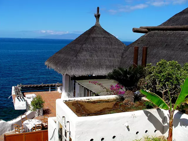 auf unserer letzten Tour besuchen wir den Süden der Insel mit der Costa Adeje. Wichtigste Stadtteile sind die Touristengebiete Costa Adeje mit dem zusammengewachsenen Gebiet von Torviscas und Playa Fañabé an der Küste. Costa Adeje ist im Süden mit Playa de las Américas, das zur Gemeinde Arona gehört, zusammengewachsen.
