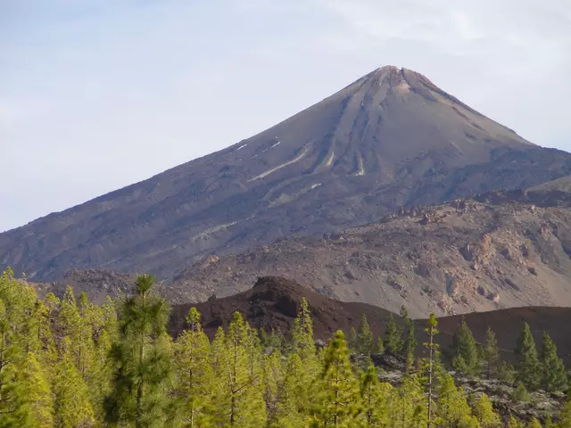 Nach einem frischausgepressten Orangensaft machen wir uns auf in die Die Caldera de las Cañadas. Dieses Gebiet ist ein riesiger vulkanischer Einsturzkessel. Er liegt im Zentrum der Insel. Diese Landschaft mit ungefähr 17 Kilometern Durchmesser wird in südlicher Richtung von durchschnittlich 500 Meter hohen Kraterwänden begrenzt.