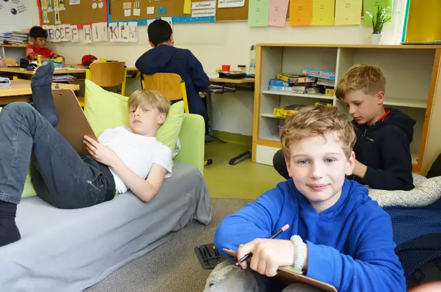 Damian, Jakob und Manuel trainieren in der gemütlichen Sofaecke ihre Lesefähigkeiten. Trotz der entspannten Atmosphäre arbeiten sie die Aufgabe zielstrebig und konzentriert durch.  | Foto: Ramona Nahirni-Vogg