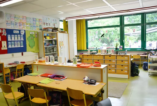 Die Klassenzimmer bieten ruhige Arbeitsplätze aber auch Gruppentische an. Zentral ist immer ein Platz für den Morgenkreis. | Foto: Ramona Nahirni-Vogg