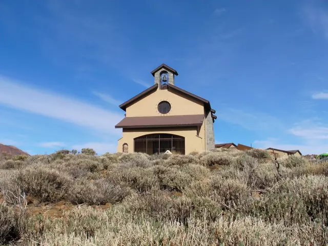 Die Einsiedelei Nuestra Señora de las Nieves ist eine kleine katholische Kirche, die sich neben dem Parador de Las Cañadas del Teide im Teide-Nationalpark auf der Kanarischen Insel Teneriffa (Spanien) befindet. Diese Einsiedelei ist die höchste christliche Kirche Spaniens und der Virgen de las Nieves oder Santa María la Mayor geweiht.