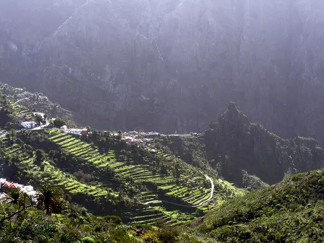 Masca ist ein Bergdorf in einem Vulkankrater auf 650 m Höhe im Teno-Gebirge im Nordwesten der Insel mit etwa 86 Einwohnern (Stand: 2019). Das Ortsbild wird von terrassierten Feldern am Hang des Kraters geprägt. Das Dorf liegt am Zugang zur Masca-Schlucht, welche durch einen engen Barranco ans Meer führt und eine beliebte Wanderroute ist.