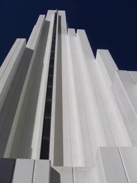 Der Faro de Punta del Hidalgo wurde 1992 nach Plänen des Architekten Hidalgo Ramiro Rodriguez-Borlado innerhalb weniger Monate errichtet und 1994 in Betrieb genommen. Das moderne Gebäude steht am Rande einer flachen Küstenebene, die von Bananenplantagen bedeckt ist. Der aus einer Vielzahl unterschiedlich hoher Quader zusammengesetzte Turm ist 50 Meter hoch. Seine Form erinnert an eine Gruppe aus Basaltsäulen, wie sie auf der vulkanischen Insel zum Beispiel im Orotava-Tal vorkommen.