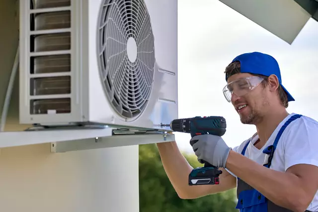 SHK-Berufe spielen gesellschaftlich eine wichtige Rolle - etwa bei der Umsetzung der Klimawende im Gebäudebereich.
 | Foto: djd-k/SHK/Aleksandr Finch/Shutterstock