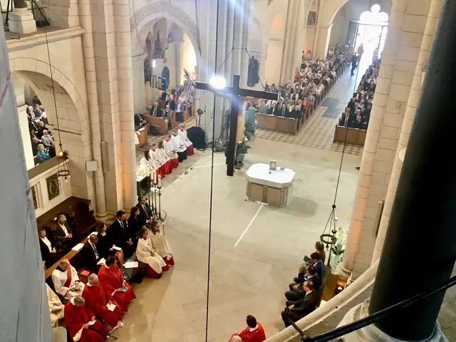 Die Seligsprechung des Pallottiners Richard Henkes fand am 15. September 2019 im Hohen Dom zu Limburg statt, der nicht alle Gläubigen fassen konnte, die diese Feier miterleben wollten. Der Gottesdienst wurde auf Leinwänden nach außen übertragen.  | Foto: Steffen Brühl
