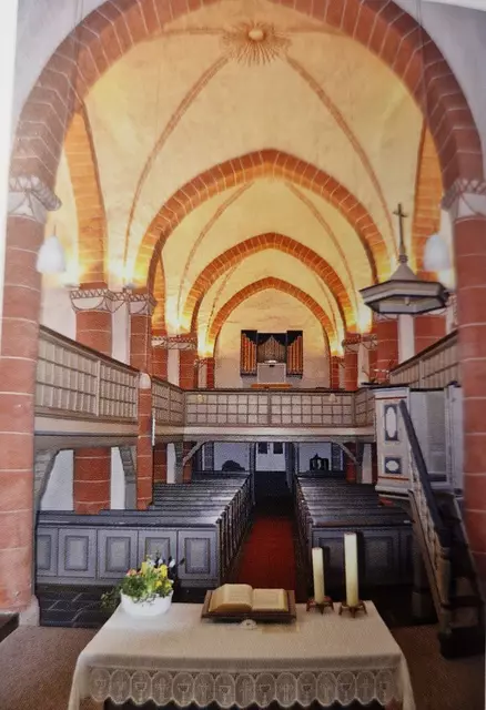 Mitte hinten Eingang zum Glockenturm der Kirche Arfeld
