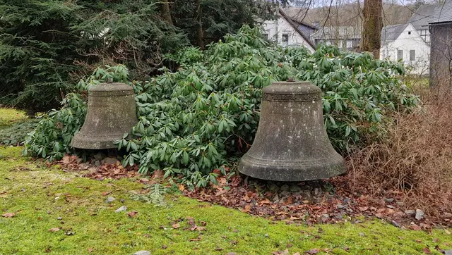 Die 2 Vorgängerglocken im Vorgarten der Kirche Arfeld