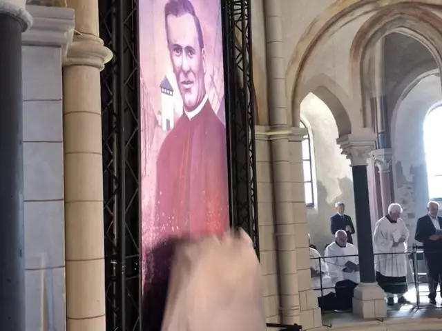 Das Bild des neuen Seligen wird während der Seligsprechung im Limburger Dom enthüllt.  | Foto: Steffen Brühl