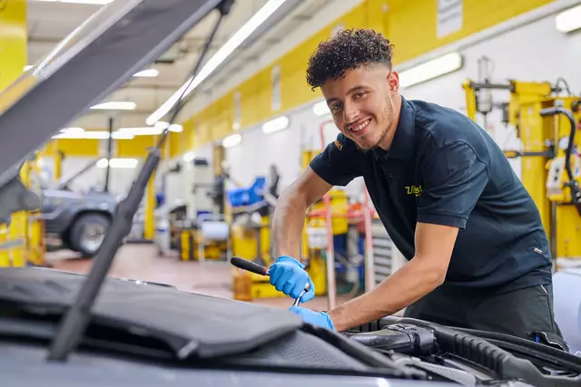 Viel mehr als ein Pflichttermin: Ein regelmäßiger Fahrzeugcheck in der Werkstatt beugt ärgerlichen Pannen vor, trägt zu mehr Sicherheit bei und erhält den Wert des Autos.
 | Foto: djd-k/vergoelst.de/Hauke Müller