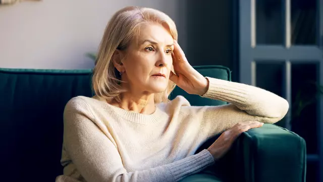 Hörverlust führt nicht selten zu sozialer Isolation und Depressionen. | Foto: djd-k/audibene/fizkes/Shutterstock