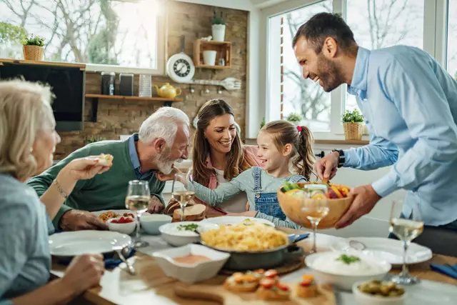 Wer bereichernde Gespräche mit Familie und Freunden führen möchte, sollte gut (zu)hören können.
 | Foto: djd-k/audibene/Shutterstock/Drazen Zigic