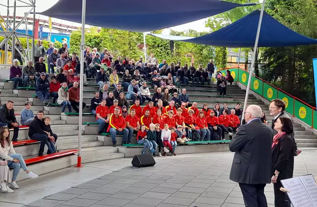 Ferdinand Munk, Manuela Stone und Hans Reichhart dankten im Legoland den Einsatzkräften.  | Foto: Benjamin Sigmund/Landratsamt Günzburg