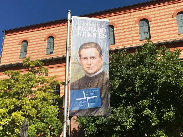 Die Fahne vor der Stadtpfarrkirche St. Jakob in Friedberg erinnert an den seligen Pallottiner Richard Henkes. | Foto: Steffen Brühl