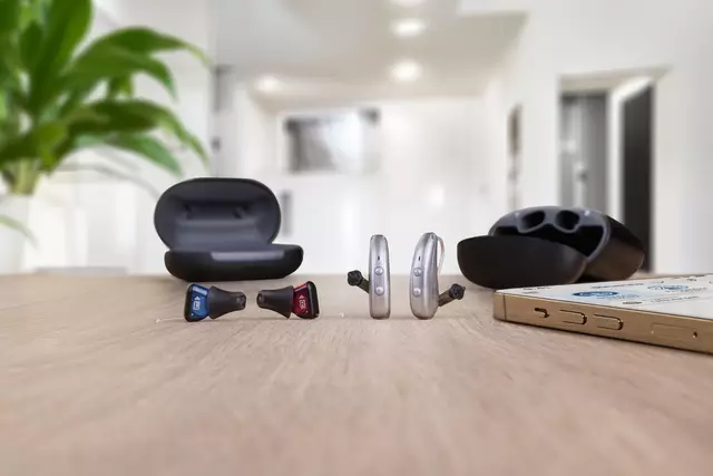 Moderne Hörgeräte sind heutzutage klein, diskret und verfügen über zahlreiche Zusatzfunktionen.
 | Foto: djd-k/audibene