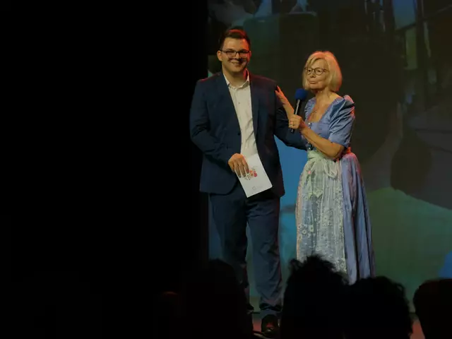 Sebastian Pfiffner moderierte und Christine von Bötticher organisierte den Bunten Nachmittag. | Foto: Stadt Gersthofen (Stefan Krug)