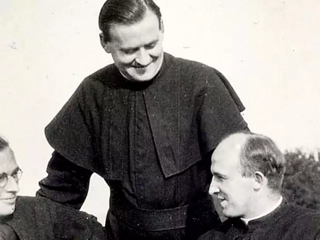 P. Richard Henkes (Mitte) im Gespräch mit Mitbrüdern. | Foto: Provinzarchiv der Pallottiner, Friedberg