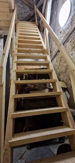 Treppe zur ersten Etage des Glockenturms Arfeld