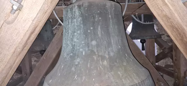 Blick von der Treppe in den Glockenraum der Kirche Arfeld, hier hängen die 5 Glocken