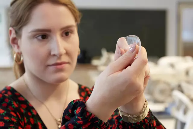 Handwerkliches Geschick und Präzision werden in der Augenoptik groß geschrieben.
 | Foto: djd-k/ZVA/Peter Boettcher