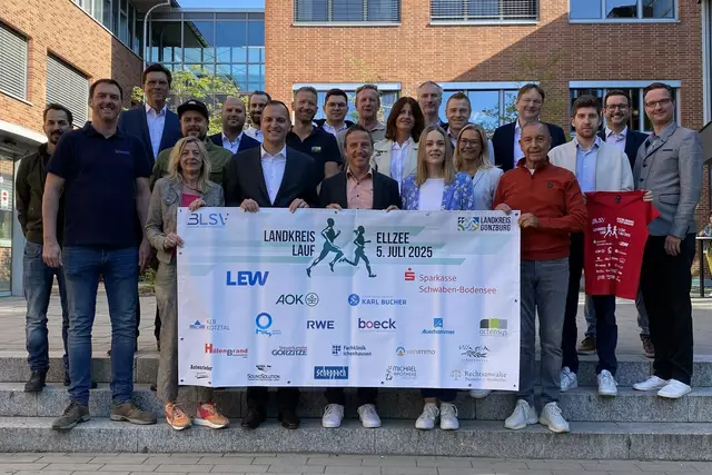 20 Sponsoren unterstützen heuer den Landkreislauf. Unser Foto zeigt die Sponsorenvertreter beim „warm-up“ im Innenhof des Landratsamtes Günzburg. | Foto: Benjamin Sigmund/Landratsamt Günzburg