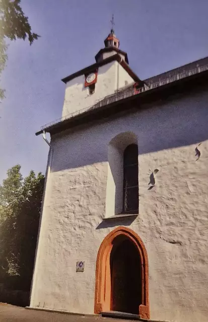 Eingang der Kirche in Arfeld