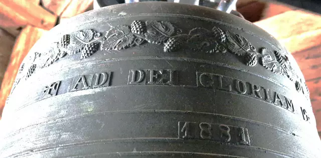 Die Inschrift der Glocke Alertshausen von 1881 lautet:
+ AD DEI CLORIAM + * LAUDATE DOMINUM IN EXCELSIS . PS . 148 *
1881 HENR .HUMPERT BRILONIENSIS ME FECIT
