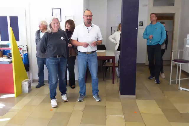 Marlit Peikert vom Kunstverein Battenberg und der Stadtrat Matthias Vetter eröffnen die Ausstellung.