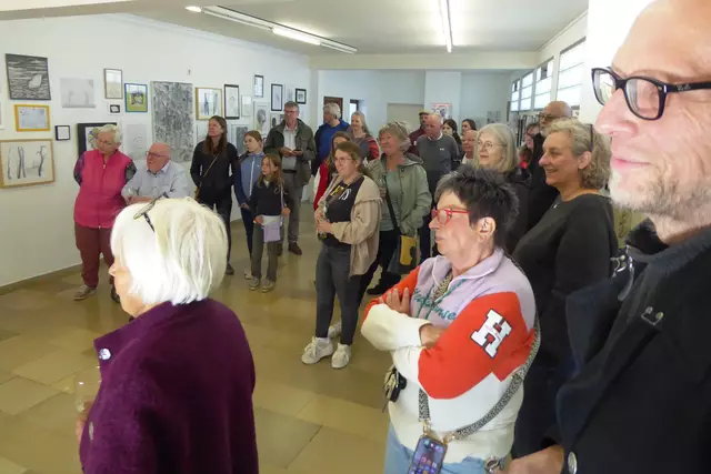 Ein Teil der zahlreichen Besucher der Ausstellungseröffnung.