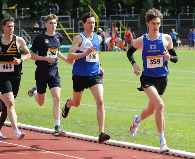 Im Münchner Dantestadion steigerte sich Anton Eser (Startnummer 359) über 800 Meter auf 2:02,19 Minuten
