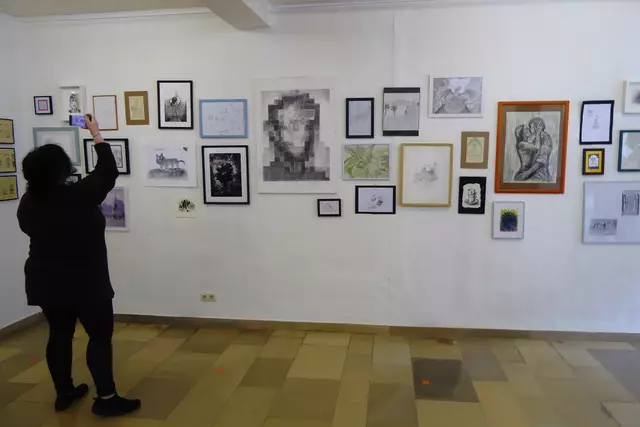 Eine erste Sichtung der Zeichnungen kurz vor der Ausstellungseröffnung.