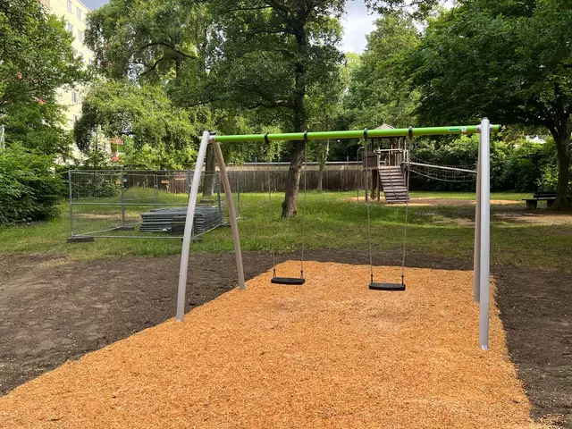 Neue Schaukel in Sichtweite des Sandkastens am Spielplatz Suthwiesenstraße