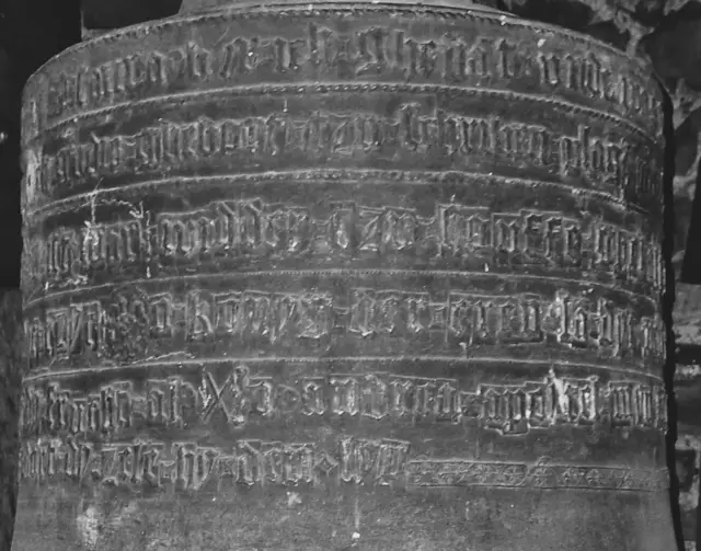 Glocke Mitte rechts (Elsoff) 1441 hat die Inschrift:
Osanna bin ich ghenat unde was selb virde verbrat des sudagis vor sat margreten dag tu men
nach godis ghebort tzu schreiben plag mcccc ein unde virtzig jar in dem Neisten jar wart ich
Gemacht widder tzu hauffe gecact von eyme der hitz peter agact umme sat vyt so sich wadelt
daz ist war o konyg der eren la dyt velt kein weder besweren alco wyt man hort myn
Schal behude dye tzyt o andrea apostel myn bedde vor peter den dyner dyn und gerdrut myn
Wyp vor sich got dy frucht al uns dort Zele hy den lyp
Hosianna bin ich genannt und dasselbe wurde verbrannt des Sonntags vor Sankt Margareten Tag, so man
nach Gottes Geburt zu schreiben pflegt Vierzehnhundert einundvierzig Jahre. In dem neuesten Jahr wurde ich
gemacht. Wieder zum Hauffe gesetzt von einem der hieß Peter Agast um Sankt Vitus, so sich wandelt,
das ist wahr. O König der Ehren, laß dies Feld kein Wetter bescheren. So weit man hört mein
Schall, behüte die Zeit. O Andreas Apostel mein, bitte für Peter den Diener dein, und für Gertrud mein
Weib (sonderlich). Gott die Frucht allein, uns dort die Seele hier den Leib.