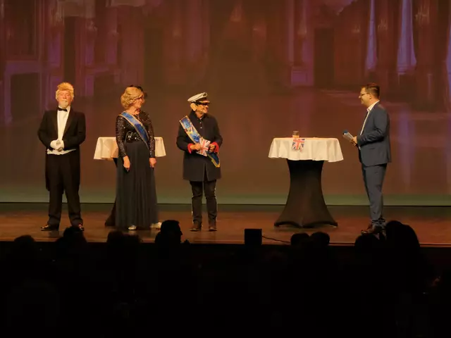 "Königlicher Besuch" mit Ina Neis, Christine Ohnesorg und Oliver Reiser. | Foto: Stadt Gersthofen (Stefan Krug)