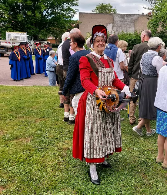 Trachtengruppen mit Holzschuhtanz und Musik