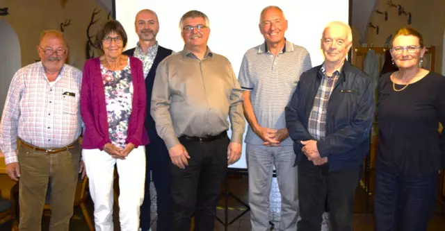 Die für die kommende Amtsperiode von drei Jahren neu gewählte Vorstandschaft der Freien Wähler Meitingen (von links): Xaver Steichele, Edith Wiedemann, Franz Wengenmayr, Robert Hecht, Günter Mederle, Heiner Schilling und Anne Hecht. Auf dem Bild fehlt Franziska Mehring, Ehefrau des bayerischen Digitalministers Fabian Mehring. | Foto: Peter Heider