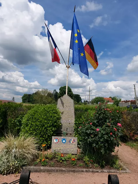Denkmal in Billy für einen zusammen mit Franzosen von der SS ermordeten Deutschen