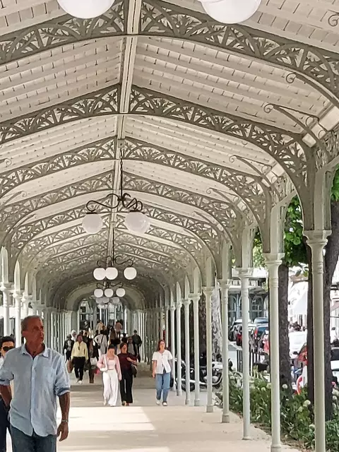 Wandelgang zwischen Oper und Trinkhallen