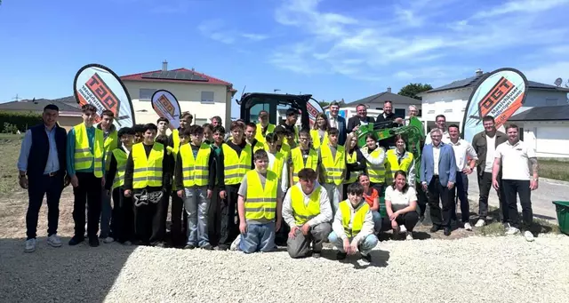 Handwerk live erleben – Projekt „Sei ein Entdecker! – Erlebe das Handwerk im Landkreis Dillingen!“ Praxisnahe Einblicke in die Berufswelt des Handwerks für rund 100 Jugendliche – Zum Baustellentag kamen Schülerinnen und Schüler der 7. und 8. Klassen der Mittelschule Wertingen, der Mittelschule Höchstädt und der Josef-Anton-Schneller-Mittelschule Dillingen. Landrat Markus Müller (hinten rechts neben dem Minibagger) begrüßte die Jugendlichen gemeinsam mit Vertretern des Handwerks. | Foto: Landratsamt Dillingen a.d.Donau