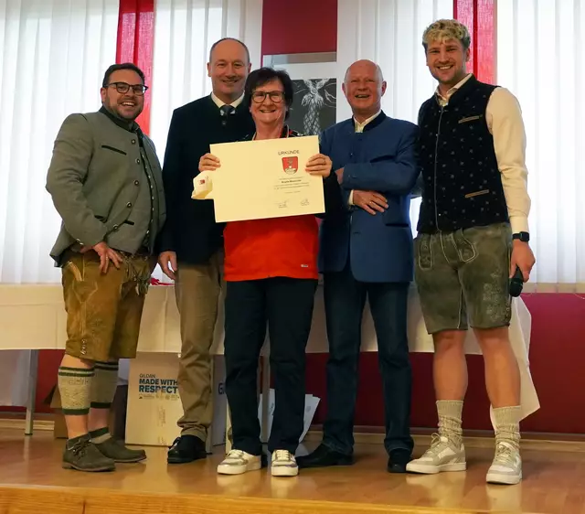 Sichtbare Freude bei Brigitte Missbichler – sie wurde für die Brunnenschützen Königsbrunn e. V. schwäbische Meisterin in der Kategorie Luftgewehr Auflage – Senioren IV / w. | Foto: Denise Hartmann