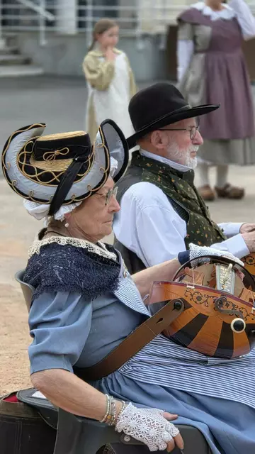 Aufwendige Tracht bis in die Spitzenhanschuhe