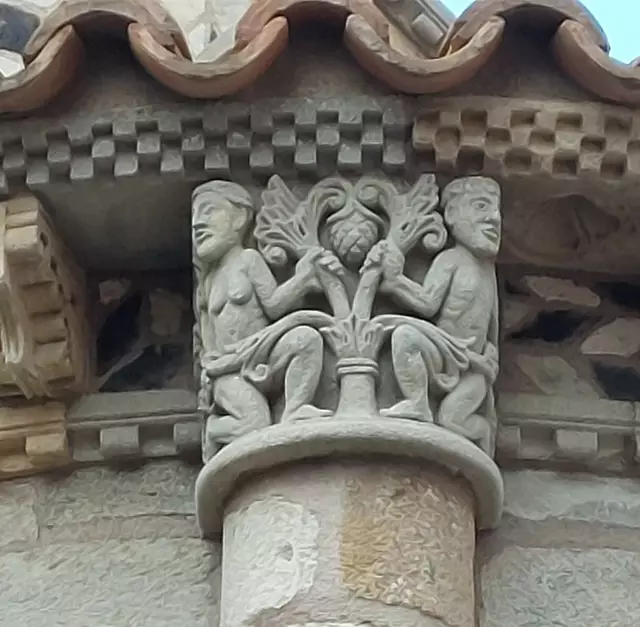 Fantastisch gestaltete Kapitelle mit Szenen aus AT und NT
