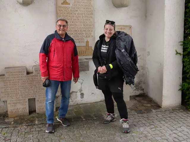 Reinhold Dempf, Zweiter Bürgermeister, begrüßte Bogi Nagy vor der Kirche St. Jakobus maj in Gersthofen. Er machte mit der Popart-Künstlerin Bogi Nagy eine kleine Stadtbesichtigung und zeigte ihr spannende Orte und Sehenswürdigkeiten in der Ballonstadt. | Foto: Stadt Gersthofen (Kai Schwarz)