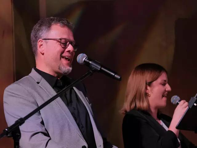 Robert Kraus mit Martina Weislein von der Sing- und Musikschule Gersthofen. | Foto: Stadt Gersthofen (Stefan Krug)