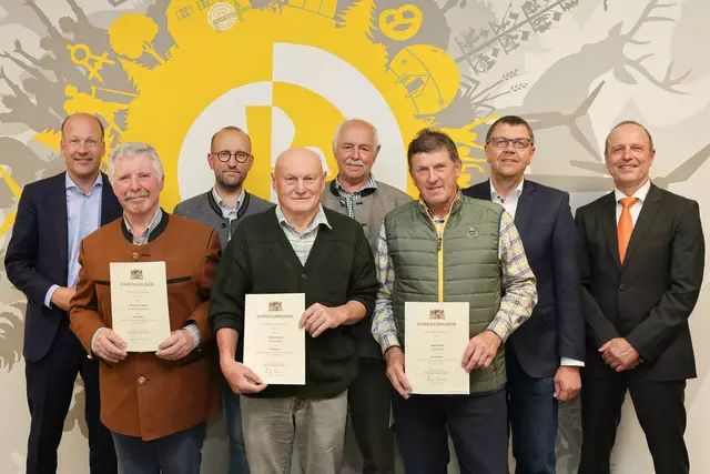 (v. l. n. r.) Landrat Martin Sailer, Johann Holzmann (Oberottmarshausen), Bürgermeister Andreas Reiter (Oberottmarshausen), Norbert Köttel (Biberbach), Josef Lay (Oberottmarshausen), Josef Band (Horgau), Bürgermeister Thomas Hafner (Horgau- Bieselbach) und Thomas Gruber (Leiten-der Vermessungsdirektor) | Foto: Bildquelle: Julia Pietsch