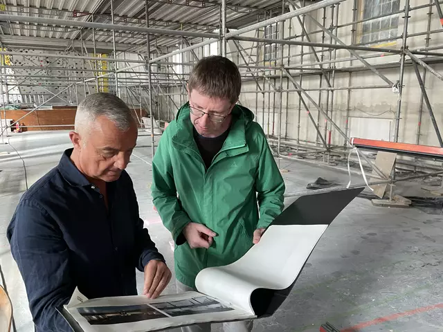 Christian Geipel vom Stadtbauamt (rechts) führt Günzburgs Oberbürgermeister Gerhard Jauernig durch die Baustelle und zeigt dabei die Sanierungspläne der Jahnhalle. | Foto: Michael Lindner/ Stadt Günzburg