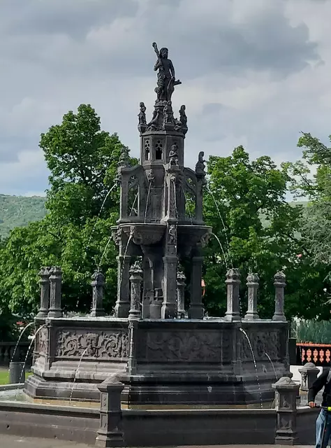 Fontaine d'Amboise - ältester Brunnen aus Vulkangestein