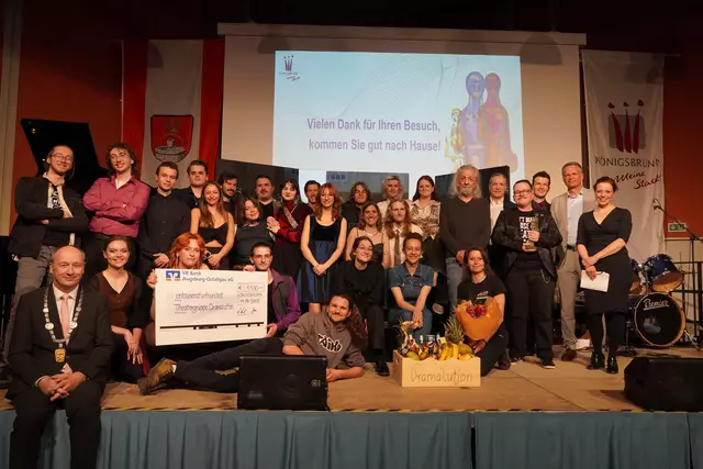 Feierliche Preisverleihung: Theatergruppe Dramalution, 1. Bürgermeister Franz Feigl (links sitzend), Rebecca Ribarek (rechts stehend) und Preisgeldspender
 | Foto: Denise Hartmann